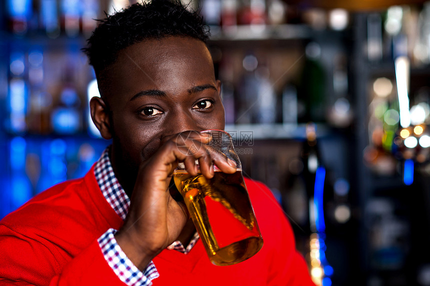 非洲男人喝啤酒 底底底模糊图片