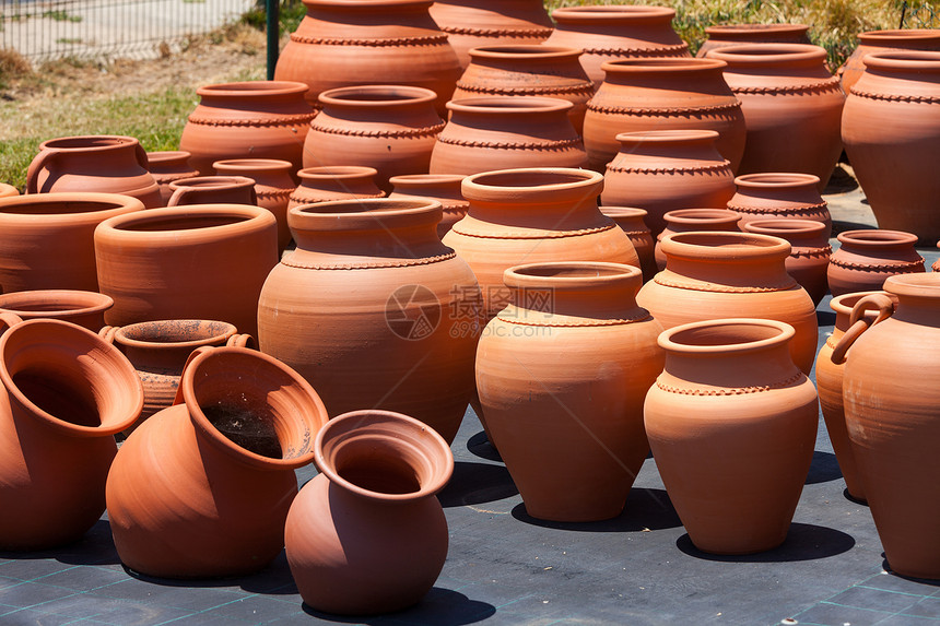 市场上的陶瓷锅艺术店铺制品手工集装箱花园棕色花瓶红色陶器图片