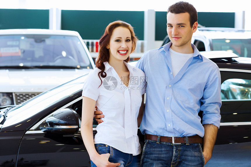 在汽车沙龙的年轻幸福情侣白色男性男人女性服务夫妻钥匙成人商业销售量图片