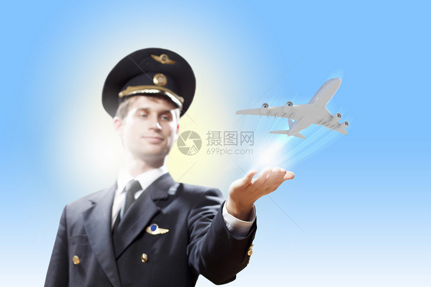 手持飞机的飞行员图像客机商业空气工作运输蓝色引擎旅行涡轮飞人图片