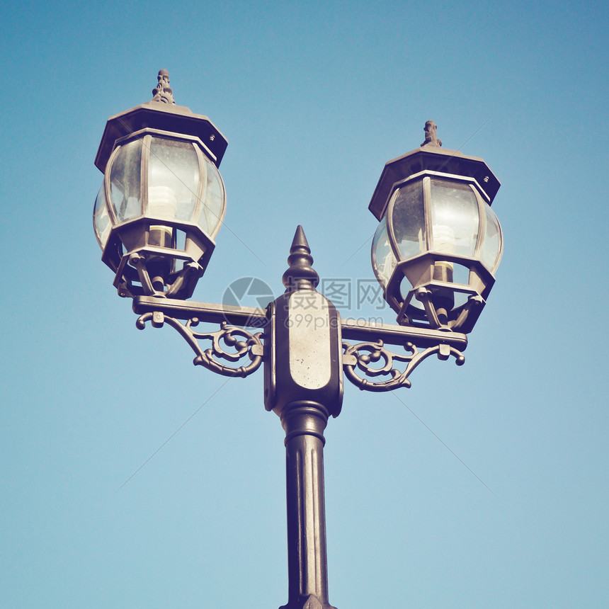 旧旧街灯对蓝天使用逆向过滤器effe金属街道古董蓝色路灯灯笼历史建筑学电气调子图片
