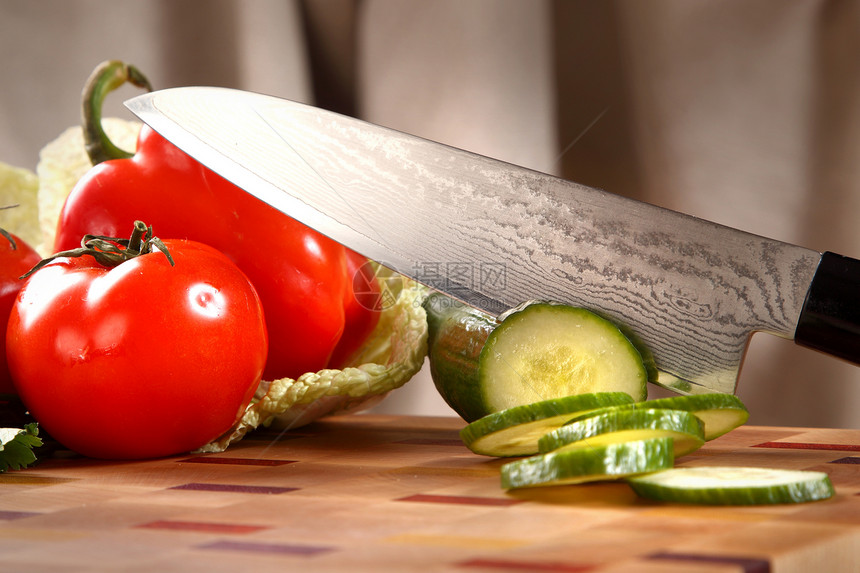 切菜板上的蔬菜食物烹饪草本植物黄瓜木头木板红色胡椒厨房绿色图片