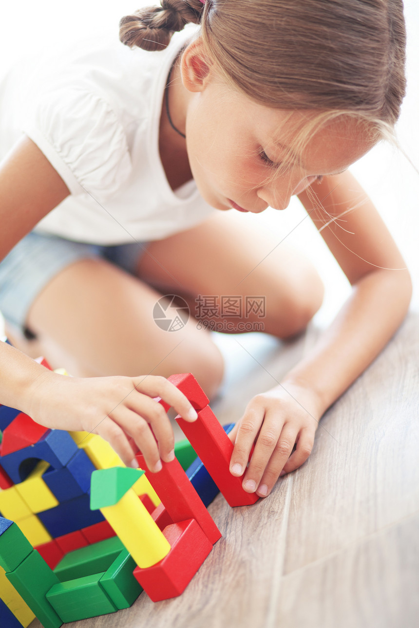 儿童玩砖头游戏专注行动育儿乐趣活动女性房间福利地面教育图片
