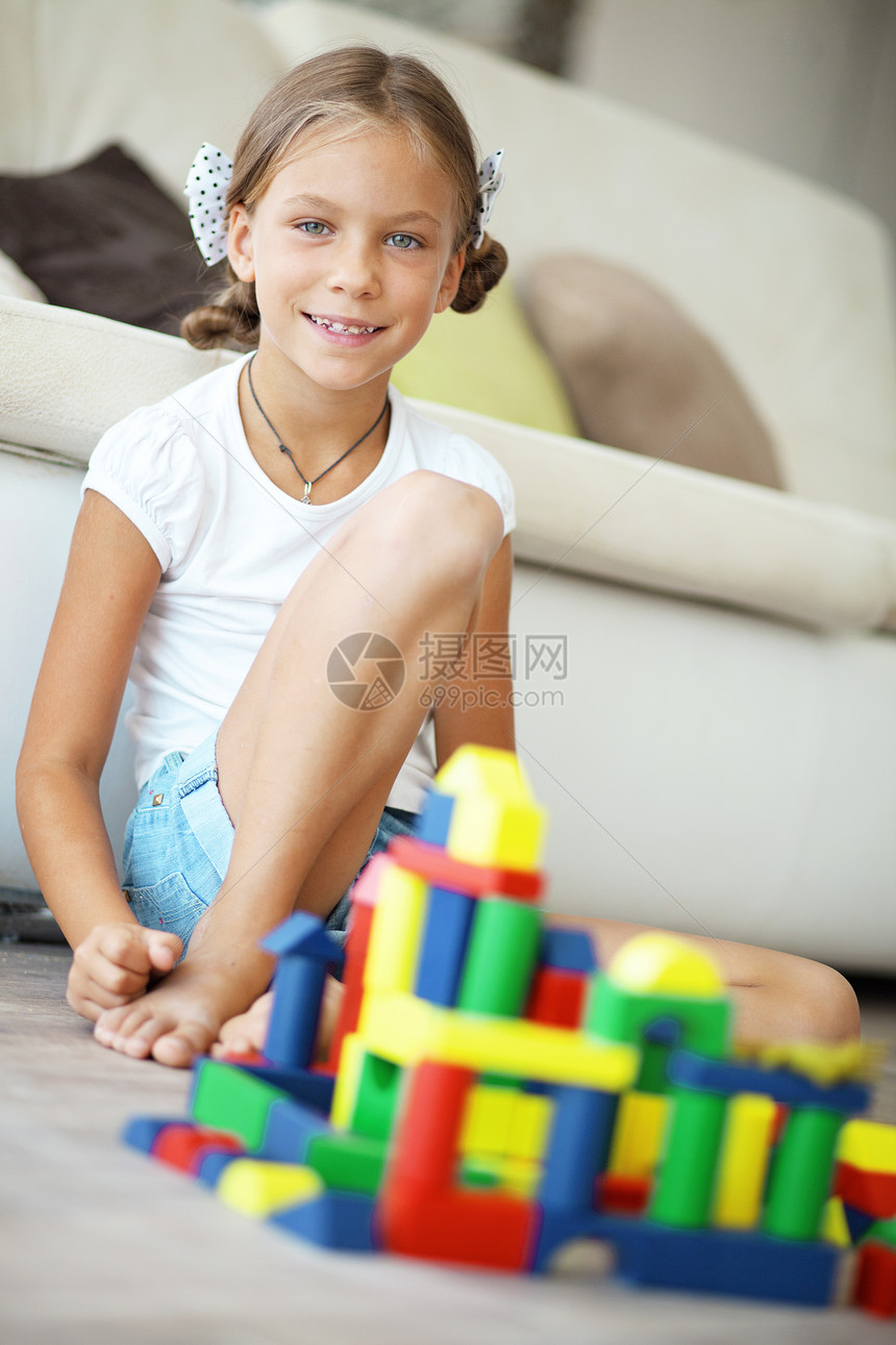 儿童玩砖头游戏地面积木福利房间行动乐趣女性创造力育儿孩子图片