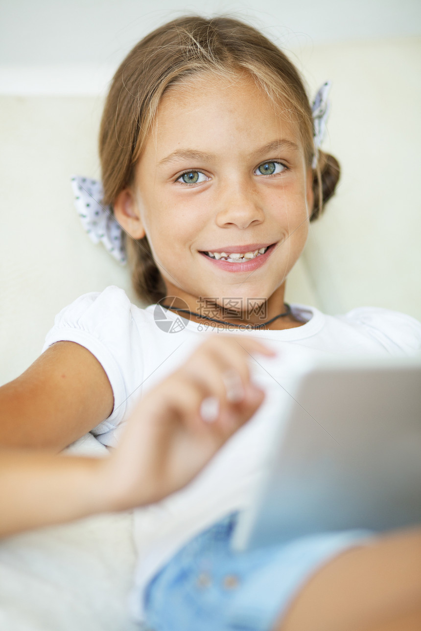 在平板上玩耍的孩子 pc通讯笔记本女性神童学习展示沙发电脑技术互联网图片