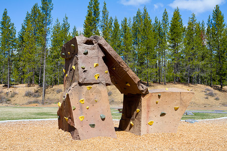 在公园攀岩墙操场结构岩石扶手把手岩壁学校墙壁校园背景图片