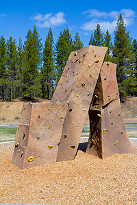 在公园攀岩墙岩石把手学校校园岩壁结构操场扶手墙壁背景图片