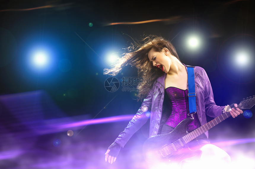黑翅膀的摇滚激情女孩女士荣耀头发音乐会吉他手红色展示裂缝音乐星星图片