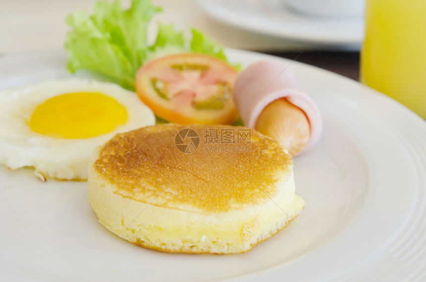 早餐油炸面包棕色饼子蔬菜黄色蛋黄食物猪肉白色图片