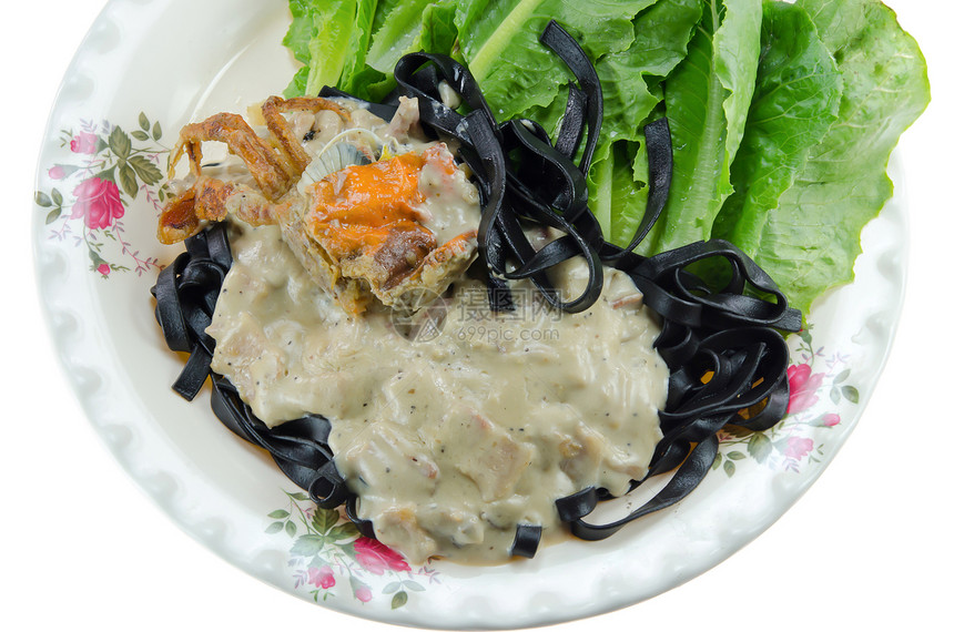 白背景上的意大利面美食白色盘子食物奶油叶子油炸蔬菜绿色螃蟹图片