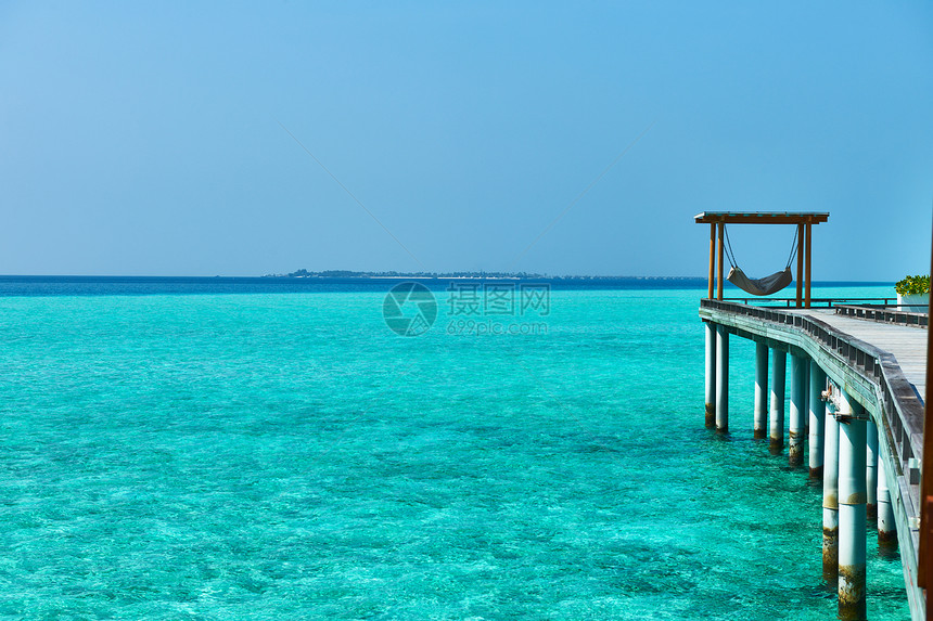 美丽的海滩 有水边的平房房子旅行情调热带蓝色天空奢华风景假期海洋图片