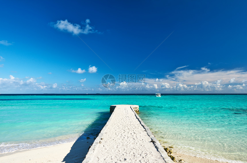 美丽的海滩和码头平台热带天空奢华旅行海景假期海洋风景蓝色图片