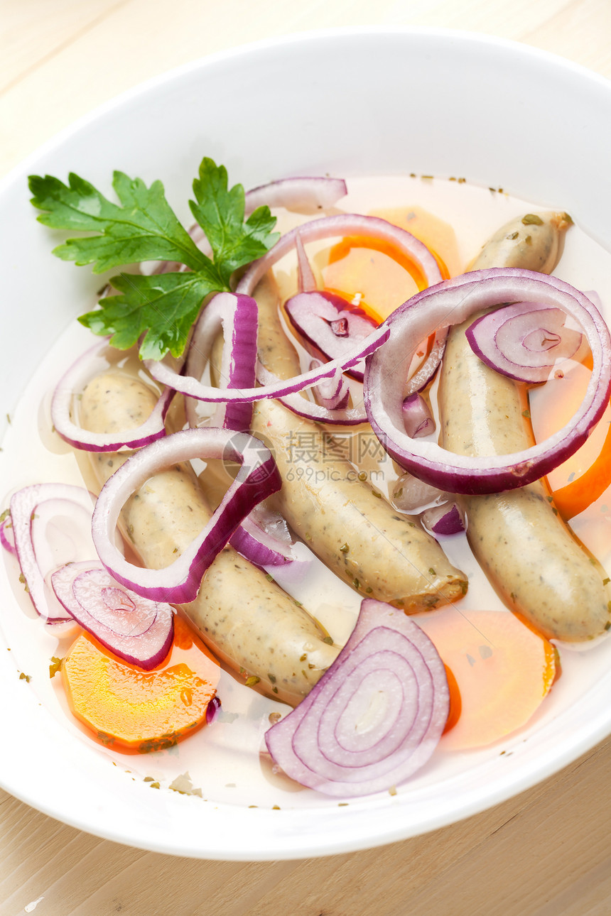 汤里煮熟的巴伐利亚香肠盘子白色蔬菜肉汤洋葱起动机勺子香菜食物乡村图片