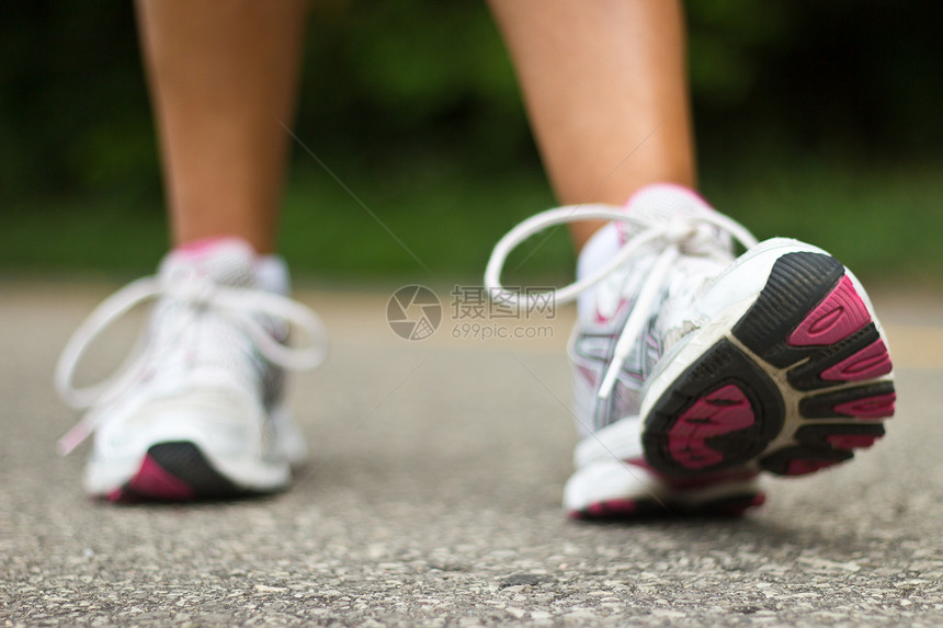 跑鞋特写 女性选手运动踪迹训练成人鞋类娱乐女孩福利慢跑者活力图片