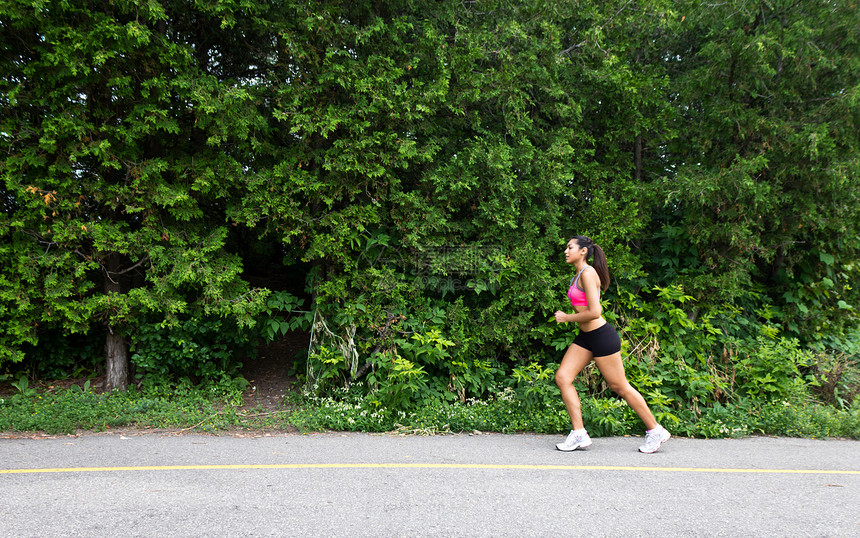 在自然足迹上奔跑的漂亮女人女士成人活力拉丁跑步女孩赛跑者女性运动运动员图片
