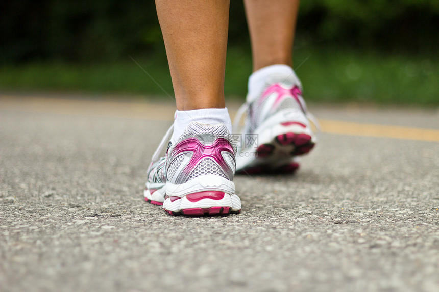 跑鞋特写 女性选手赛跑者运动运动员成人踪迹活力慢跑者福利活动训练图片