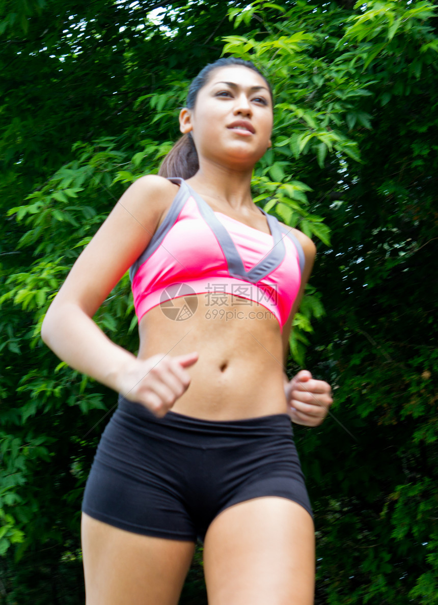 年轻 活跃的女性在自然足迹上奔跑耐力女士女孩文胸训练运动赛跑者速度跑步慢跑图片