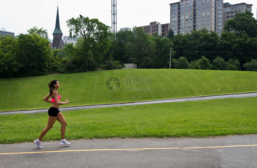 在市公园里跑的漂亮女人活动跑步慢跑慢跑者女性速度公园女孩耐力文胸图片