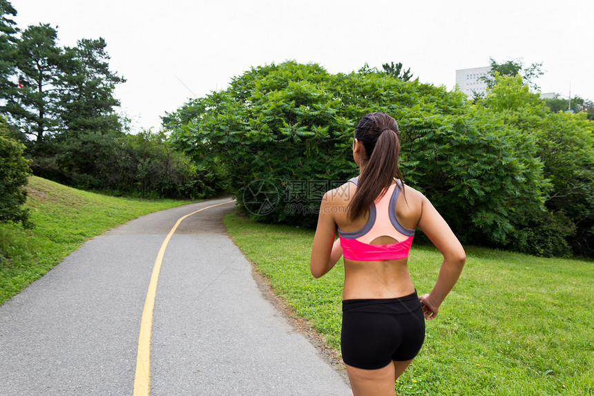 年轻女子在慢跑的路上奔跑活力慢跑者耐力活动训练女人娱乐女孩拉丁成人图片