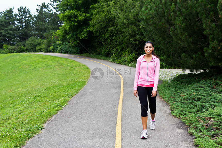 妇女在慢跑道路上行走女孩慢跑者女性女士活力运动员娱乐拉丁运动训练图片