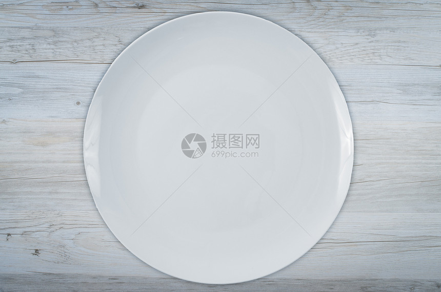 木制桌上的空白白板餐盘桌子陶器刀具高架木头用餐白色盘子图片