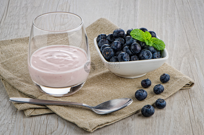 带新鲜蓝莓的酸奶小吃营养水果木头宏观蓝色桌子饮食美食浆果图片