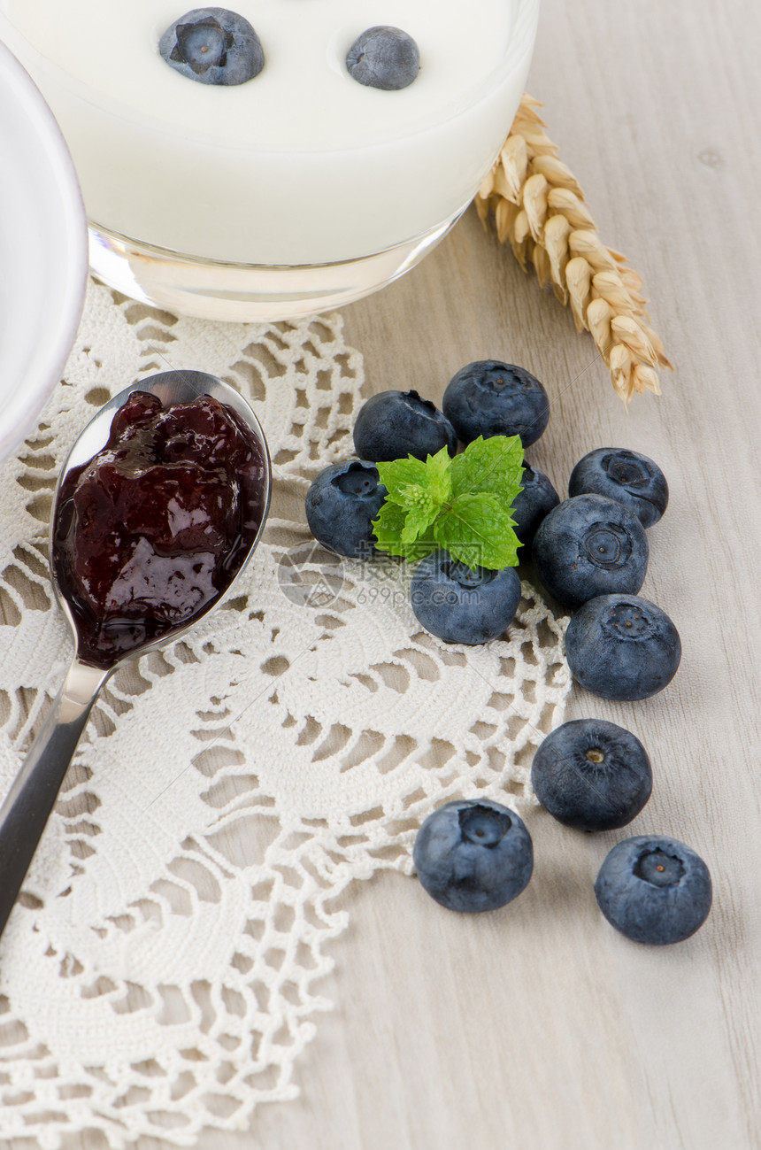 带新鲜蓝莓的酸奶蓝色浆果工作室水果桌子小吃茶点蜂蜜宏观木头图片