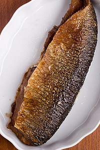 烟熏美食鲱鱼盐渍小吃白色鱼片盘子盐水食物营养背景图片