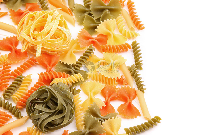 不同面食背景的 Dagliolini框架橙子食物绿色黄色三色面条螺旋饺子派对图片