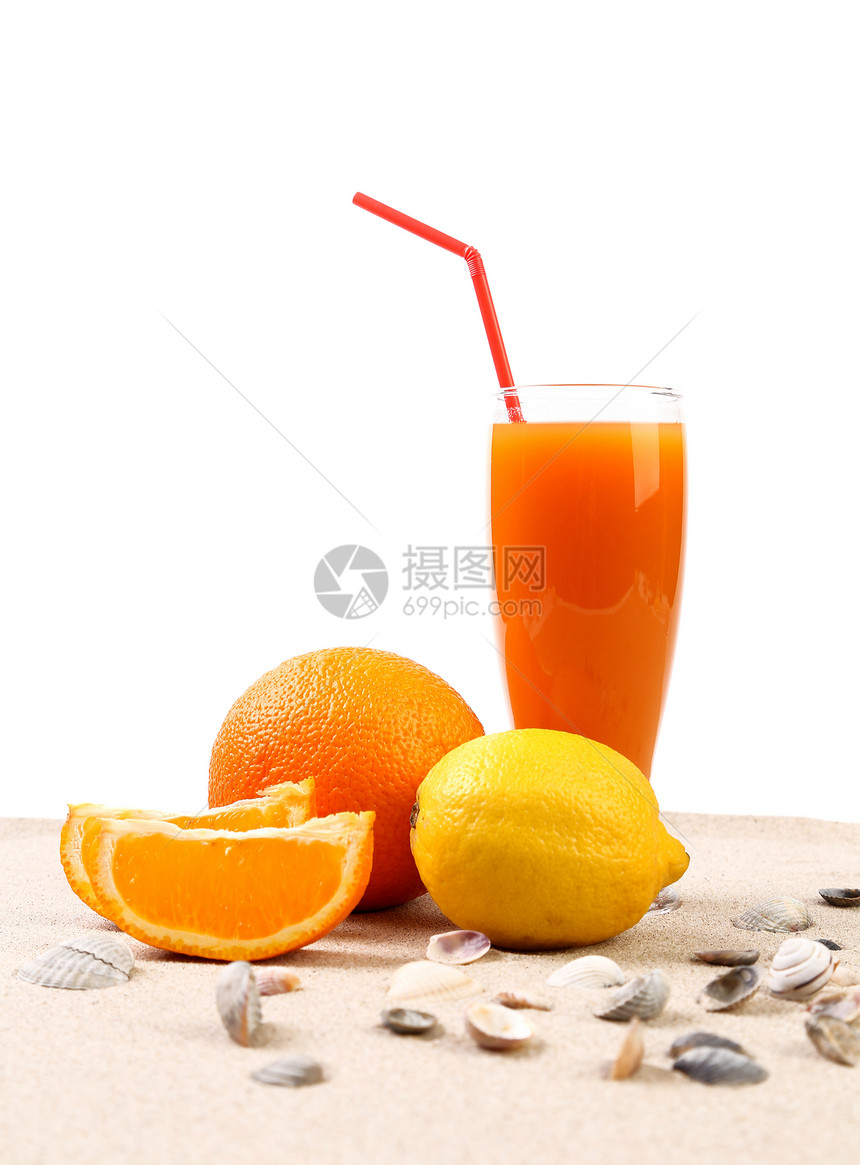 果汁 橙子 柠檬 沙上的贝壳图片