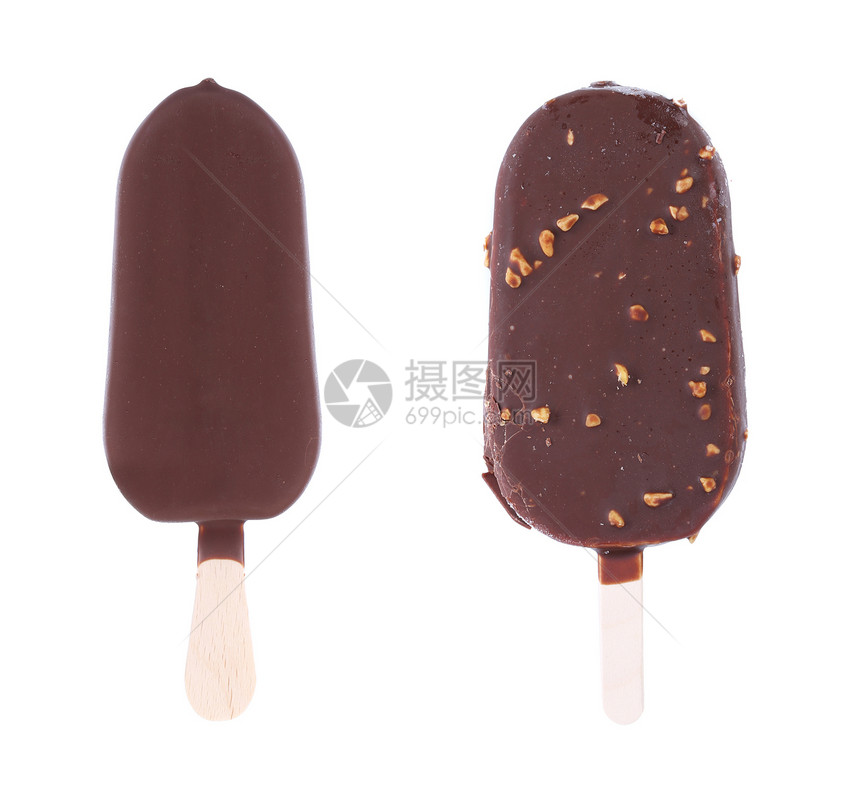 两块巧克力包裹的冰淇淋 粘在棍子上甜点部分糖霜花生白色香草塞子调味品工业食物图片