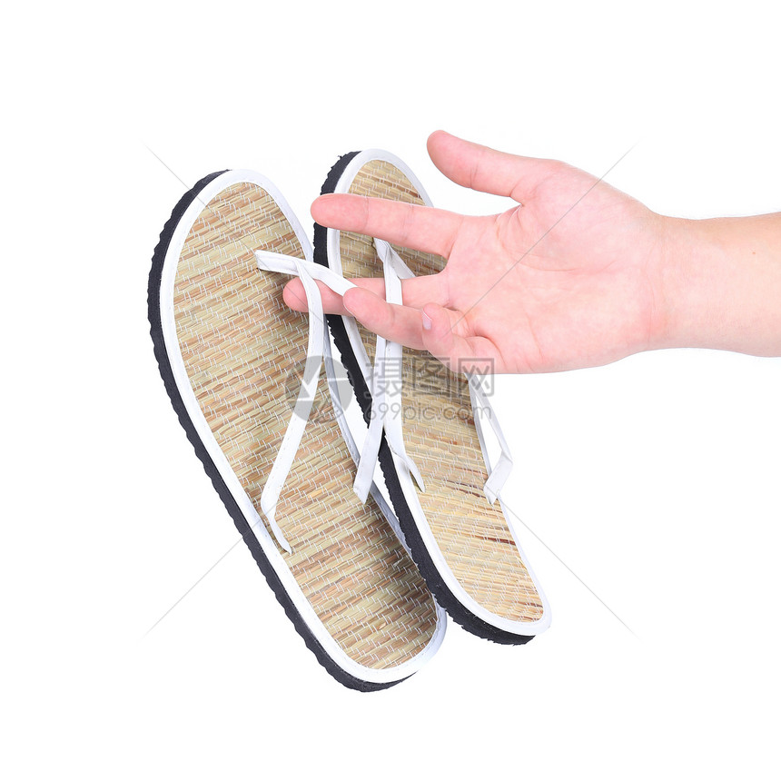 手握着一对带条纹的拖鞋鞋类假期水平沙滩白色游泳衣海滩配饰丁字裤稻草图片