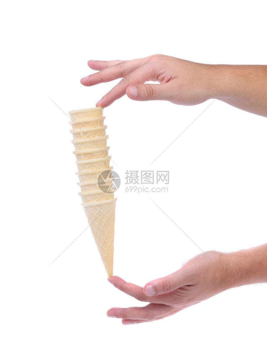 手握着冰淇淋甜筒图片