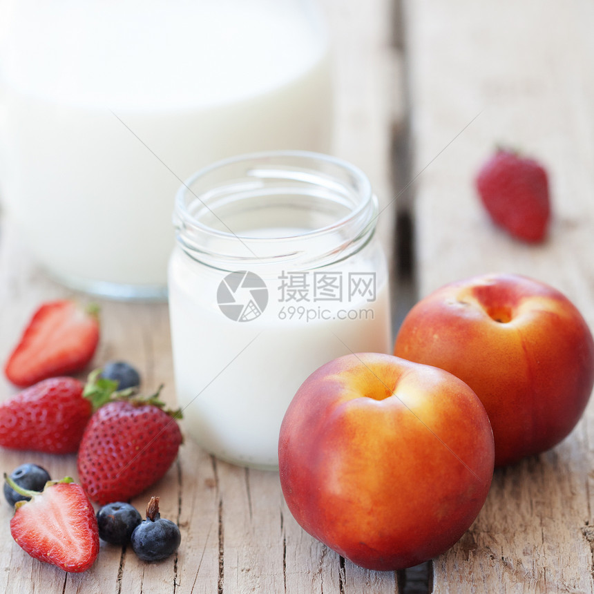 水果和牛奶乡村桃子食物小吃食品产品养分正方形杯子奶制品图片