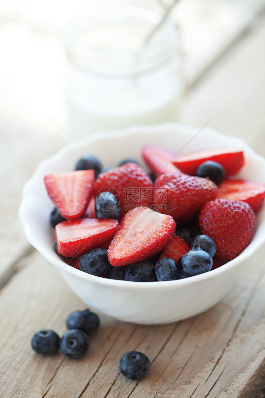 草莓和牛奶营养勺子乡村食物茶点水果午餐产品饮食奶制品图片