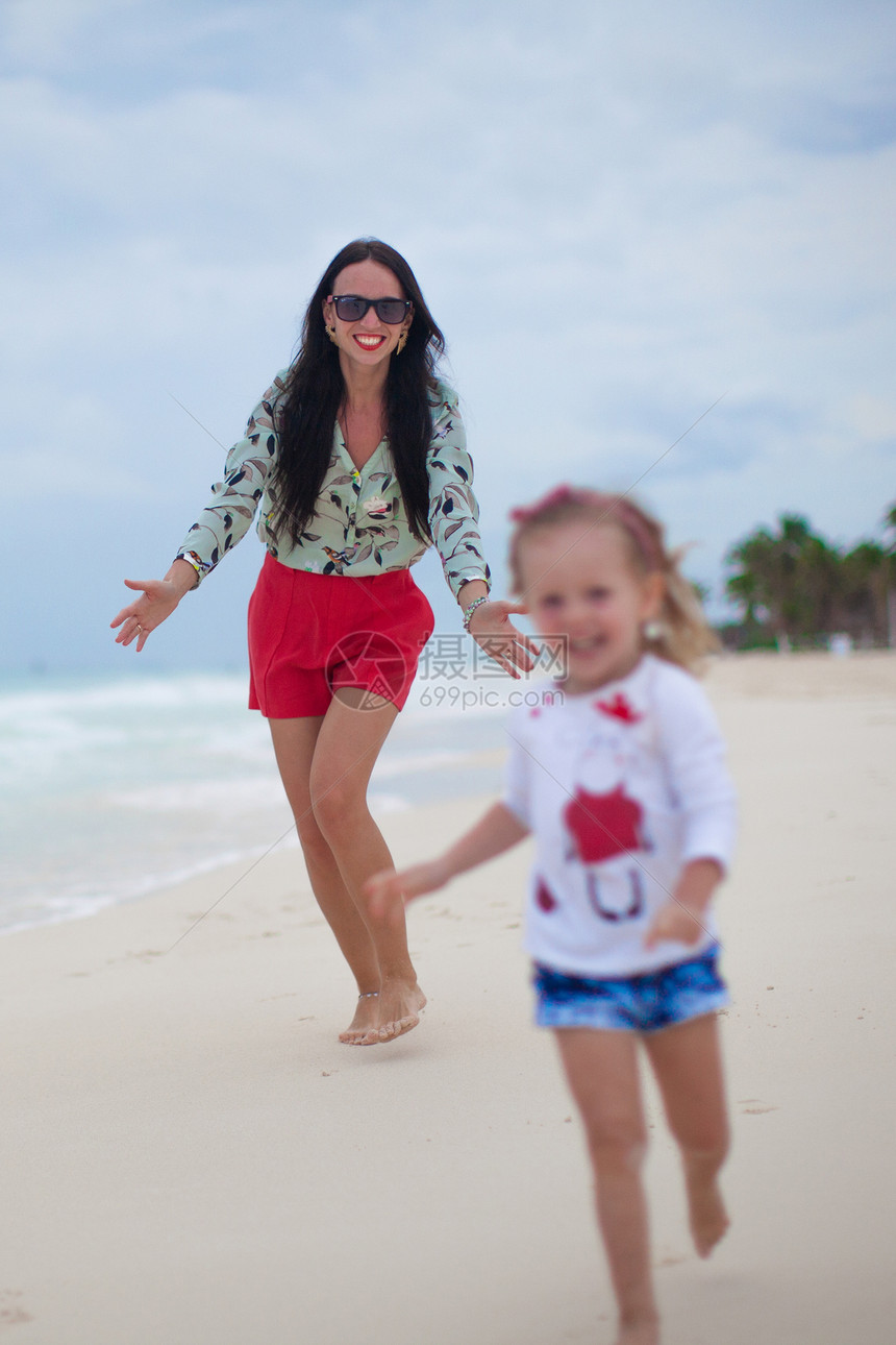 年轻母亲和她可爱的快乐女儿 享受暑假吧图片