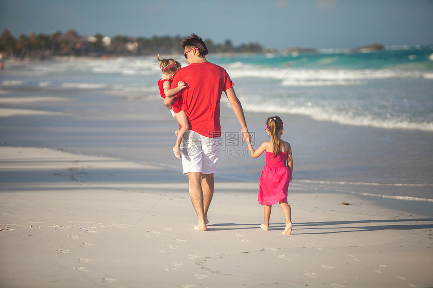 年轻父亲和可爱女儿在海边漫步的后视线父母假期海滩爸爸成人海岸家庭男性孩子热带图片