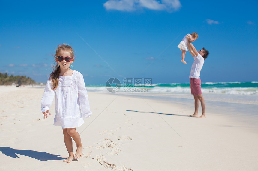 年轻爸爸和他的可爱女儿 在白沙滩玩得开心乐趣婴儿女孩男人热带假期孩子家庭海岸海岸线图片