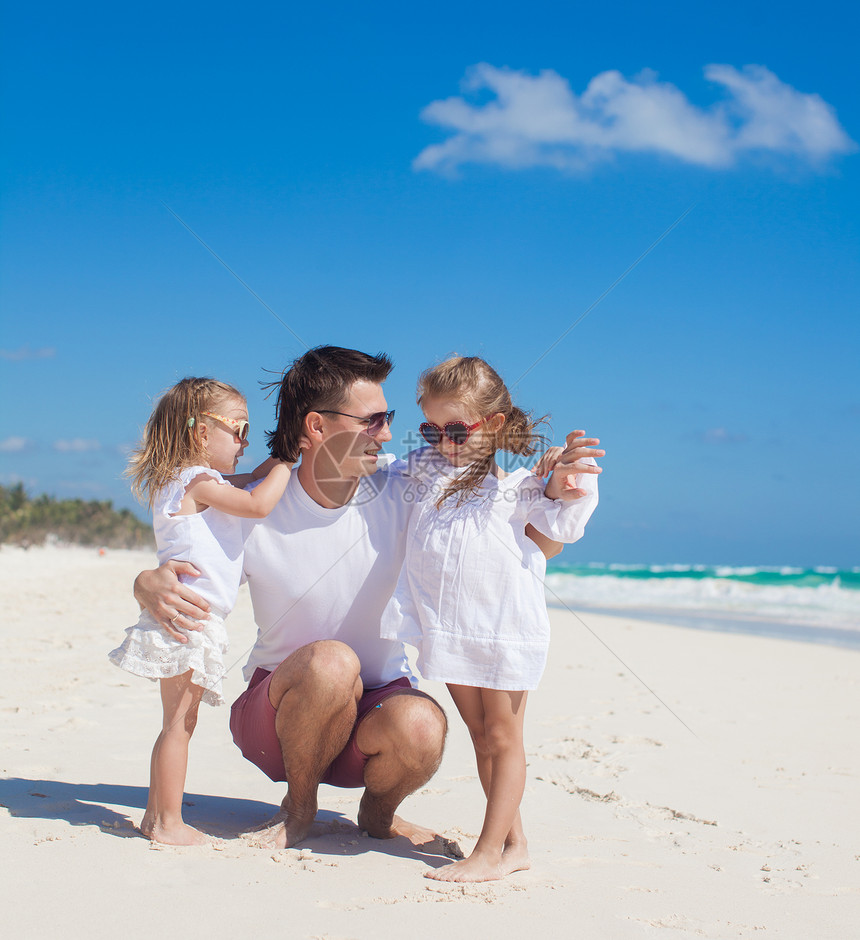 快乐的父亲和他可爱的小女儿 在阳光明媚的日子海岸线父母享受男人情调海滩婴儿爸爸热带家庭图片