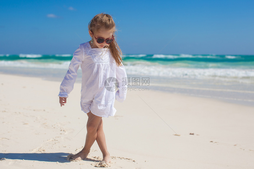 穿着美丽的衣服在热带海滩跳舞的可爱女孩 可喜的小女孩支撑海滨海岸幸福蓝色海洋旅游旅行异国孩子图片