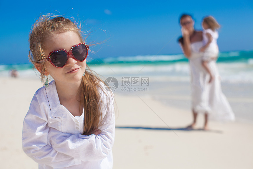 风趣女孩的肖像 还有她母亲和妹妹妈妈 在暑假时的背景背景中图片