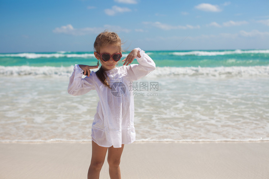 美丽的小女孩在异国海滩上玩得开心童年女孩海洋幸福热带婴儿女儿自由乐趣支撑图片