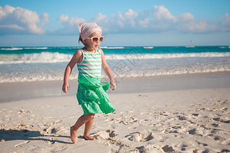 小女孩在墨西哥白沙滩上行走高清图片