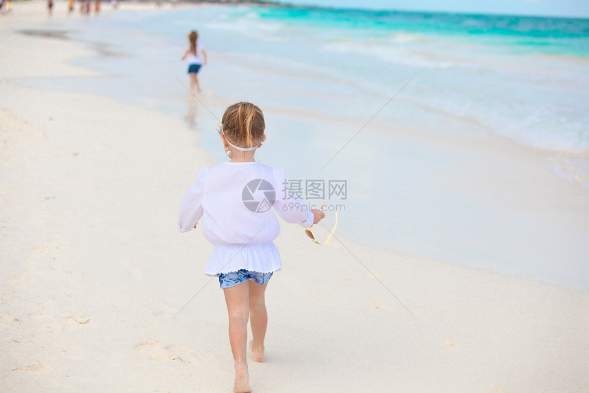 小女孩在墨西哥白沙滩上奔跑图片