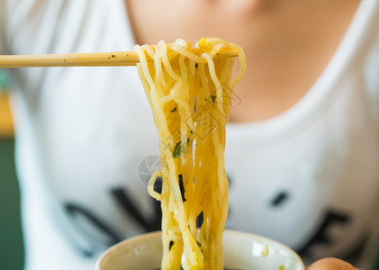 冰冷面Zaru soba酱日本辣椒食品风格面条黄色食物美食文化餐厅海藻烹饪背景图片