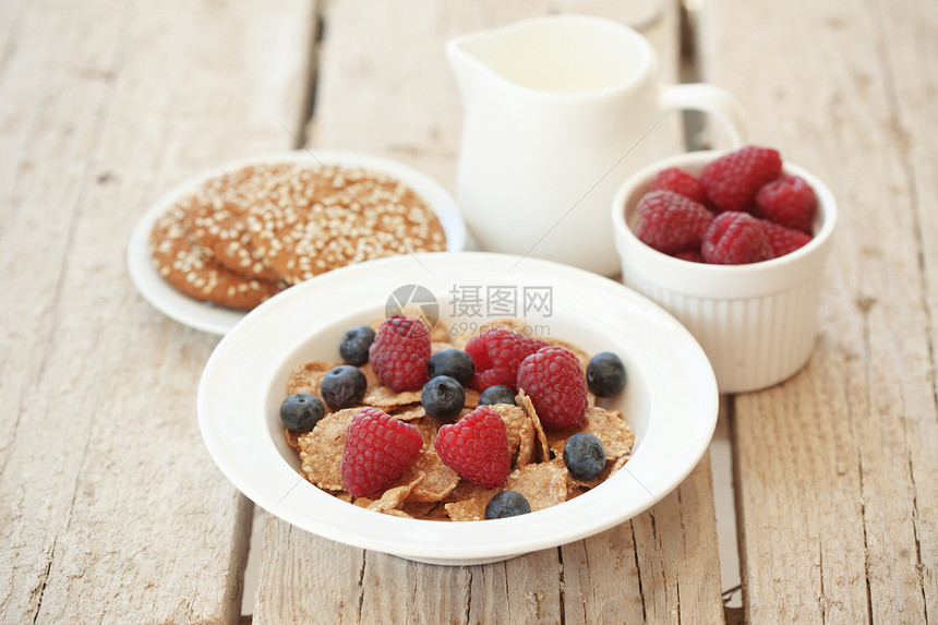 草莓和牛奶农场饮食芝麻种子杯子水果面包养分奶制品食品图片