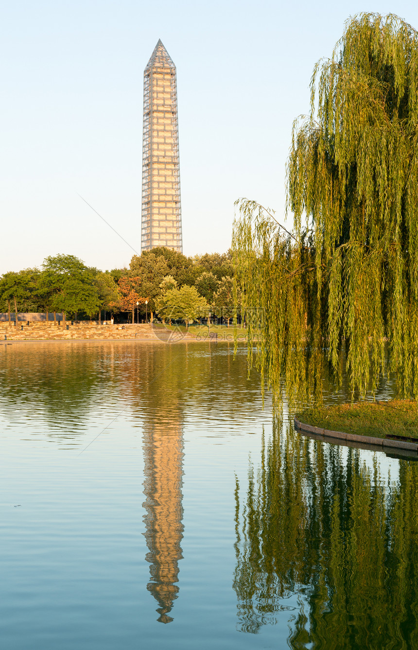 华盛顿纪念碑的脚架在游泳池中反射图片