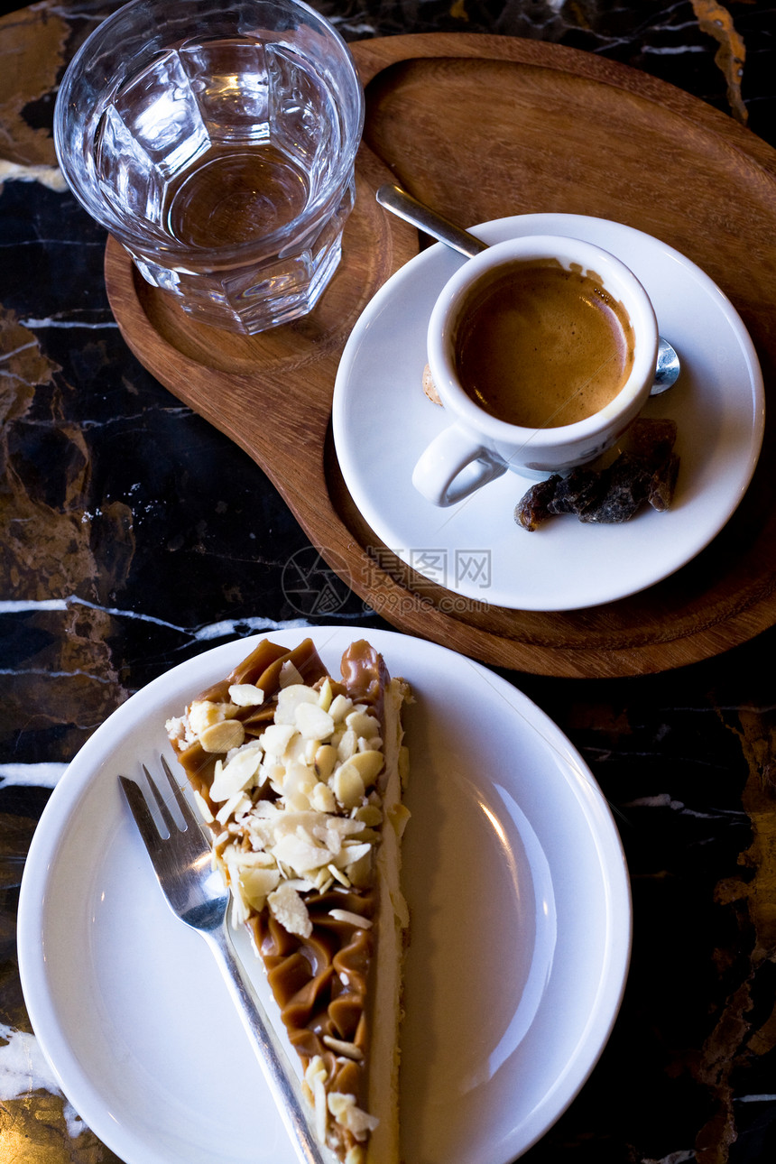 美味的奶酪蛋糕 黑咖啡和一杯水玻璃飞碟食物咖啡房子早餐小吃勺子杯子午餐图片