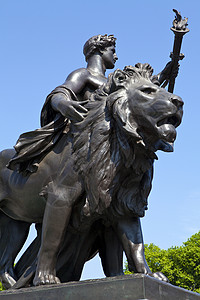 维多利亚纪念馆的女神像之一高清图片