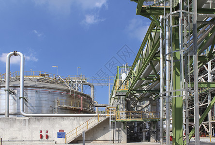 蓝色天空工业工厂气体力量技术植物活力管道工程金属背景图片
